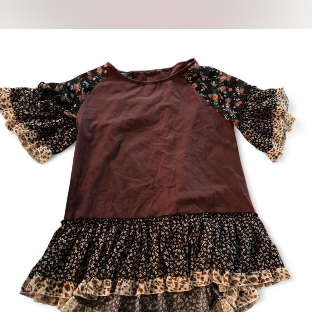 Casual tee with floral lace sleeves and peplum